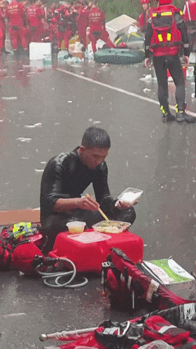 他席地而坐,在雨中吃饭!本人回应