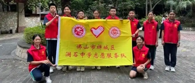 童心暖桑榆，队旗进社区| 我校少先队员代表开展重阳节敬老活动