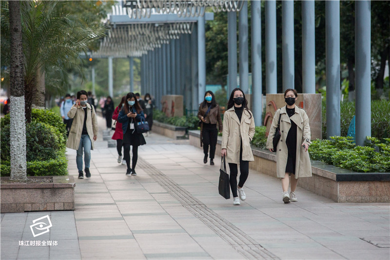 广东金融高新区内复工的金融白领们下班回家.