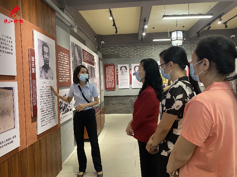 随后,来访一行人员参观了上松塘村区氏大宗祠,区梦觉故居,区梦觉生平