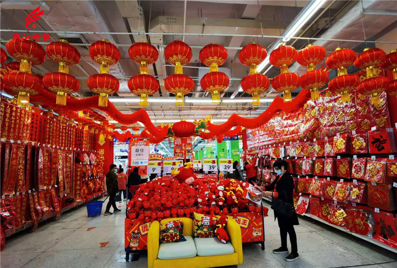 南海桂城印象汇内的超市入口装饰得节气氛浓厚.珠江时报记者戚伟雄 摄