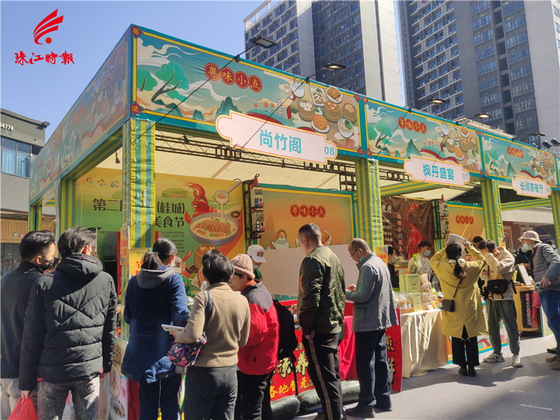 第二届南海(桂城)国际美食节上,美食摊位受到市民喜爱