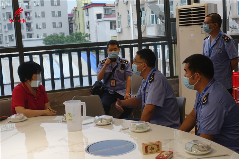 执法人员向渔某乐(佛山)餐饮管理有限公司负责人调查询问相关情况.