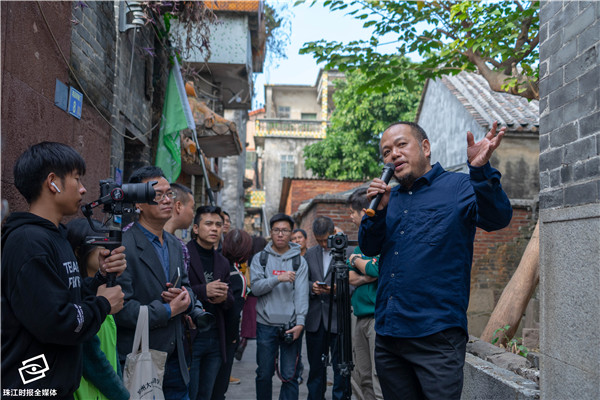 汤浩宁现场讲解残垣断壁中蕴藏的古建技艺.