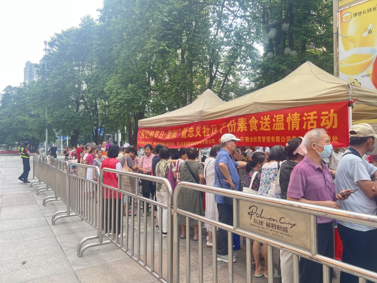 党建引领聚合力 情暖重阳敬桑榆-忠义社区开展“我们的节日·重阳”暨千份素食送温情活动
为弘扬敬老传统美德,深化党建引领基层治理,重阳佳节来临之际,10月16日,忠义社区党委联合佛山市粤潮爱心助学协会开展“我们的节日·重阳”暨千份素食送温情活动。
活动现场,素食,一部分在现场分发给到场长者;针对高龄、独居、行动不便的老人,党员志愿者分组上门派送,一份份热腾腾的素食送到老人手中,暖胃更暖心。老人们纷纷表示,感谢社区党委一直惦记着老年人,感受到社区大家庭浓浓的温情。
此次活动把党组织关怀送到老人身边。下一步,忠义社区党委将持续做实为老志愿服务,营造敬老爱老助老的浓厚氛围。(忠义社区供稿)
