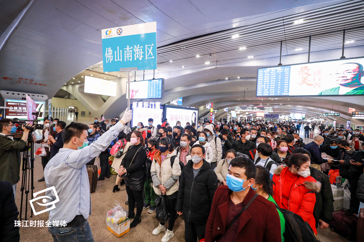南海人社部门工作人员在广州南站出站口迎接返工人员.